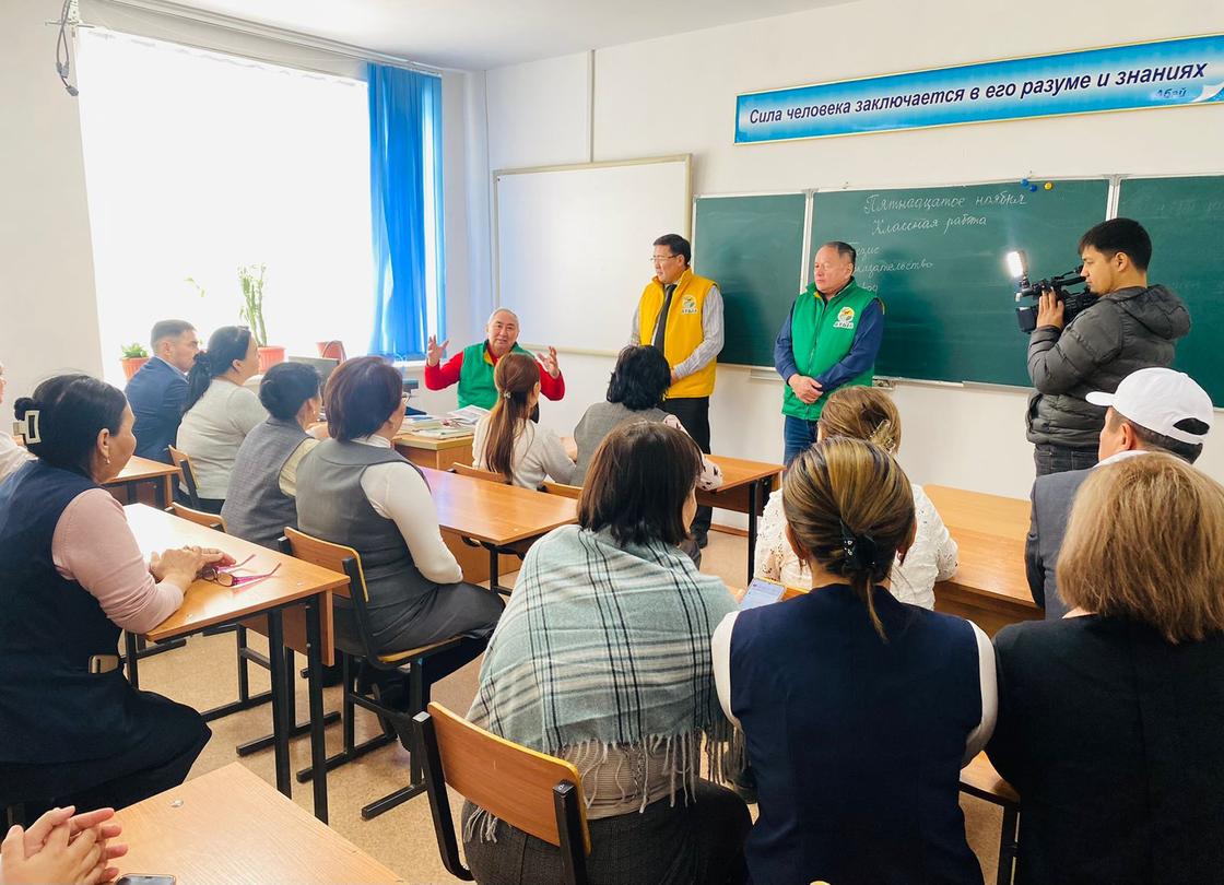 Жигули Дайрабаев встречается с учителями
