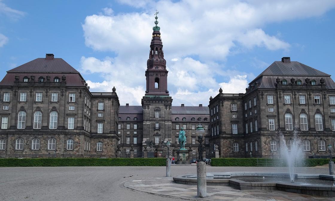 Вид на дворец Кристиансборг в Копенгагене и площадь перед ним