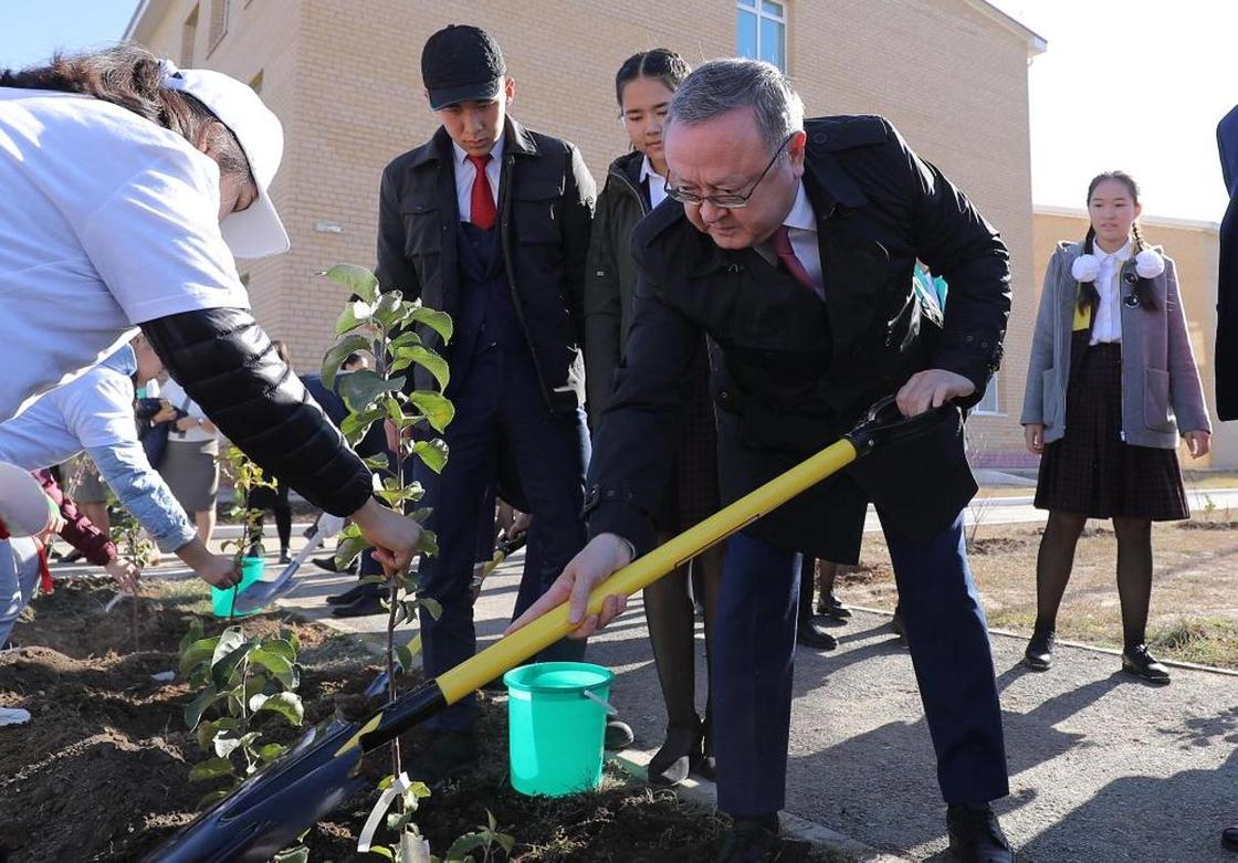 10 тыс. деревьев посадили актюбинские школьники в ходе республиканской акции