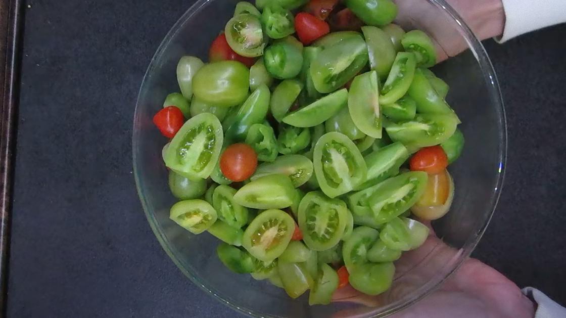 Нарезанные зеленые и бурые помидоры в миске