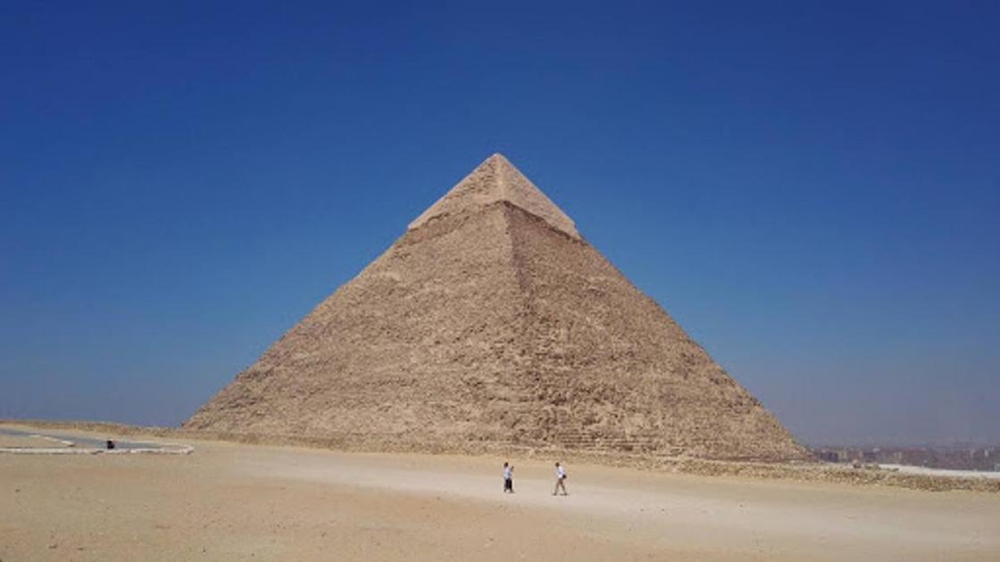 В Египте мужчина упал с пирамиды и умер
