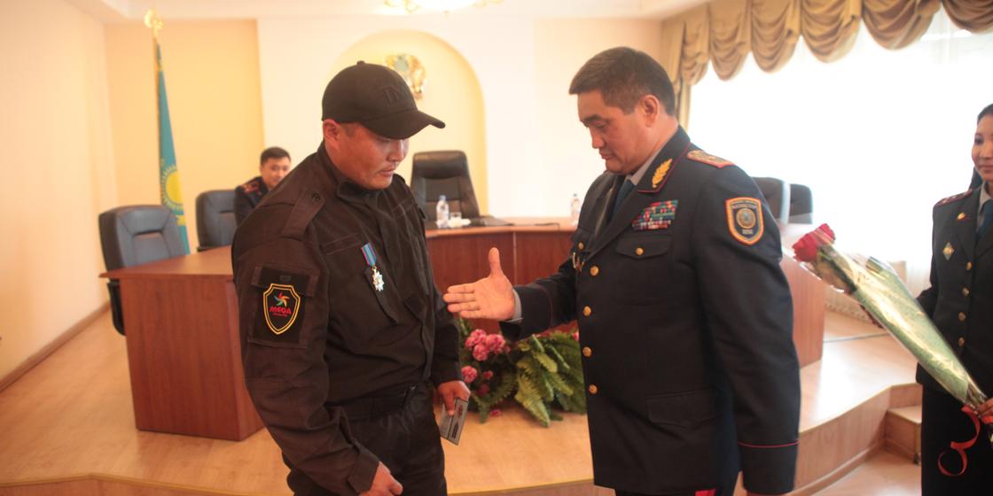 Охранников, задержавших педофила, наградил глава алматинской полиции