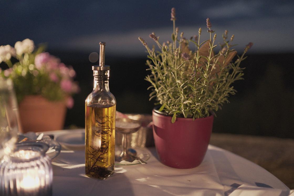 Бутылка оливкового масла на столе