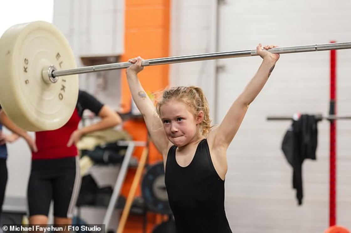 Она самая сильная. Рори Ван Ульфт. Маленькая девочка в спортзале. Самая сильная девочка в мире. Сильная девочка.