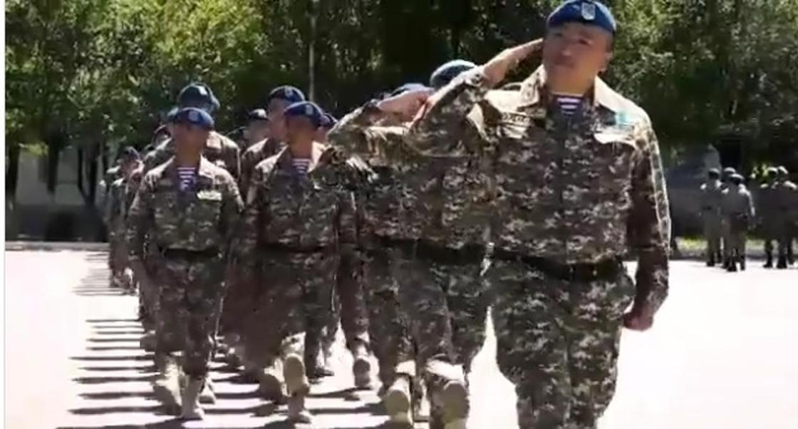 Токаев поприветствовал миротворцев, которые вернулись из Ливана (видео) Токаев поприветствовал миротворцев, которые вернулись из Ливана (видео)