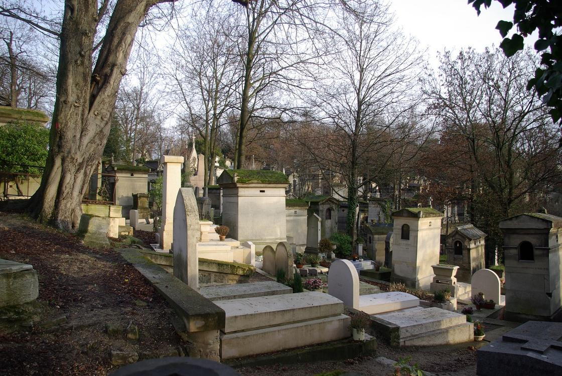 Тесные ряды надгробий на старом кладбище