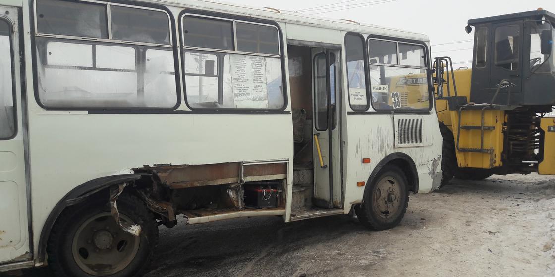 Бульдозер пропорол автобус: Аномальный гололед в Уральске привел к массовым ДТП