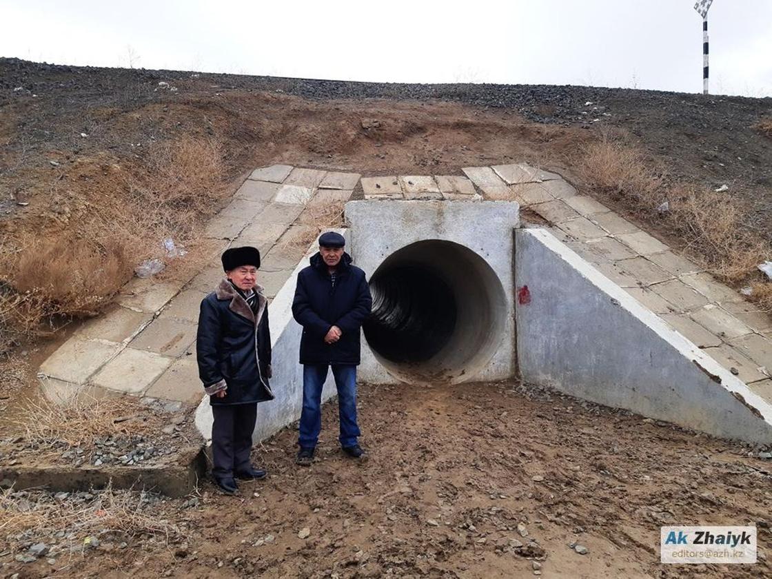 Жители села для того, чтобы куда-то попасть, проходят через трубу в Казахстане
