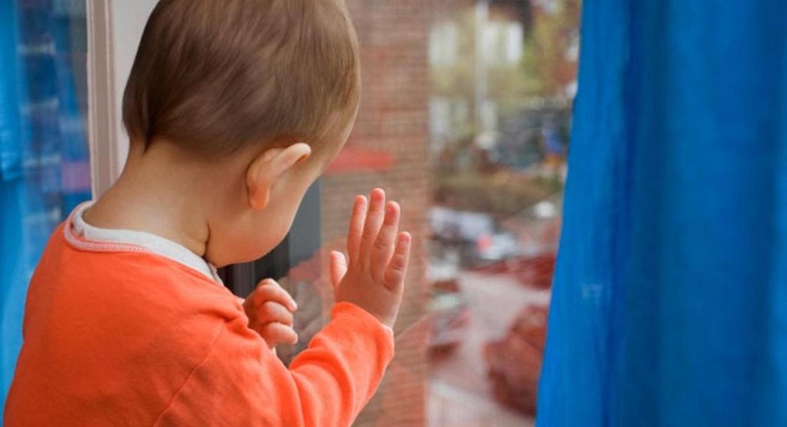 4-летний ребенок выпал из окна в Атырау