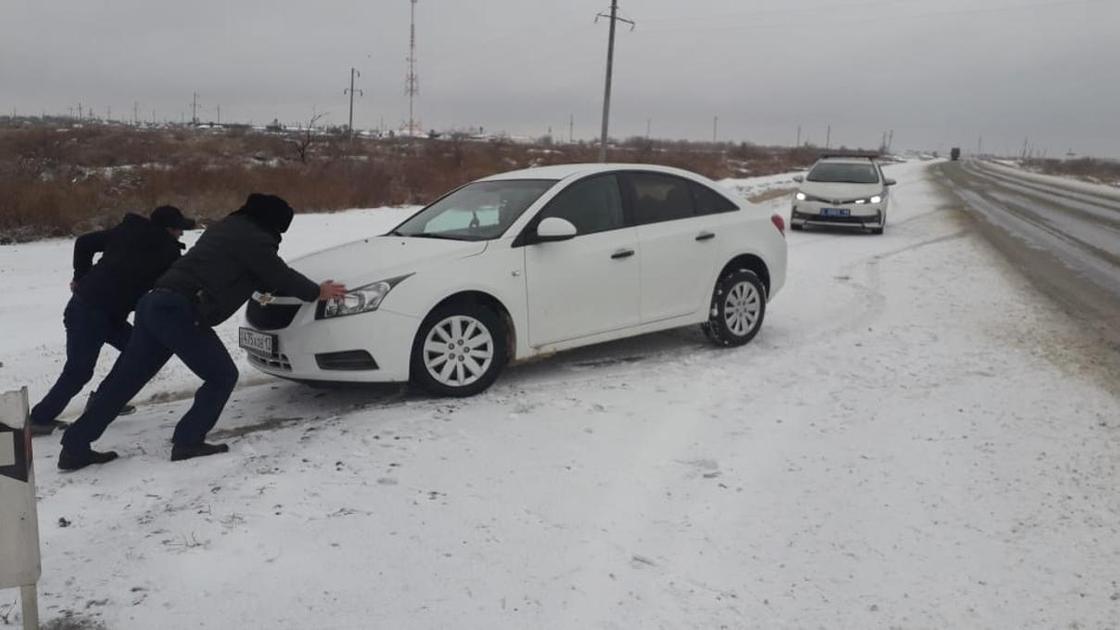 Почти 300 человек едва не замерзли на трассе в Кызылординской области