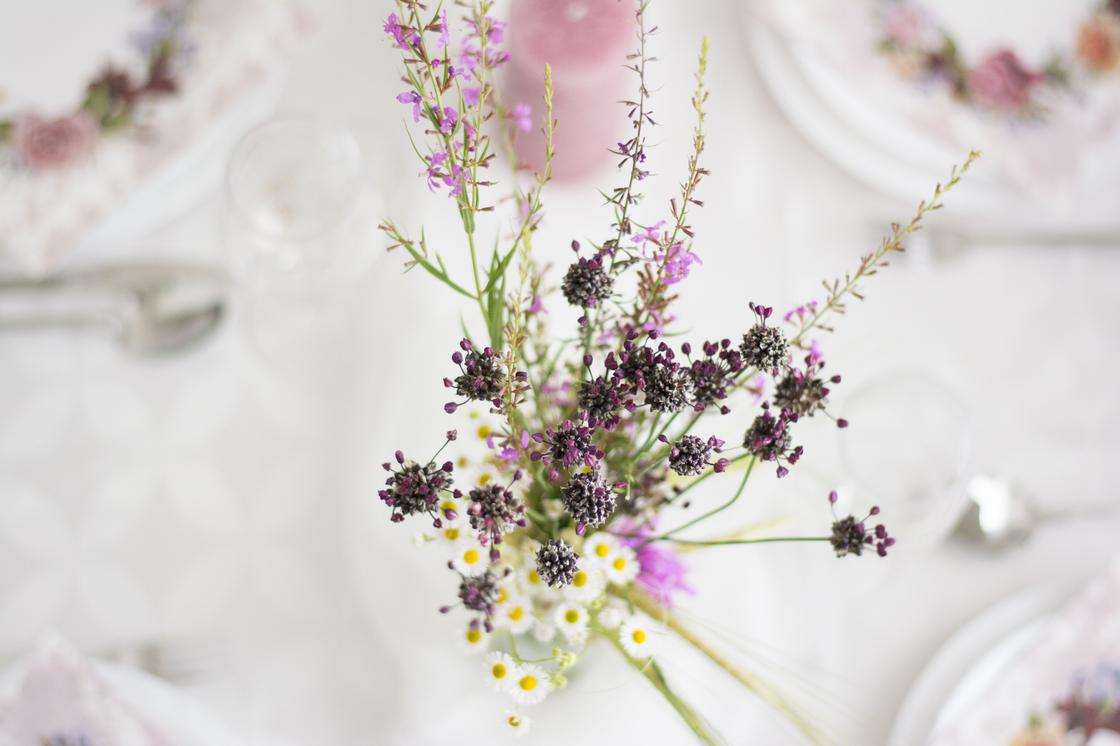 Букет полевых цветов на праздничном столе