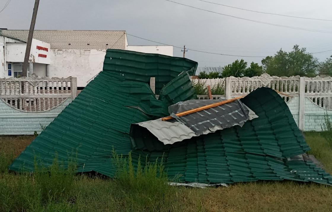 Срывало крыши, повалило деревья: сильный ураган прошел по Павлодару (фото, видео)