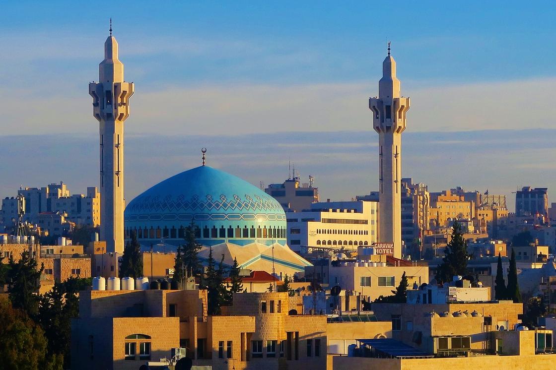 Вид на здания, синий купол и минареты Мечети короля Абдуллы в Аммане