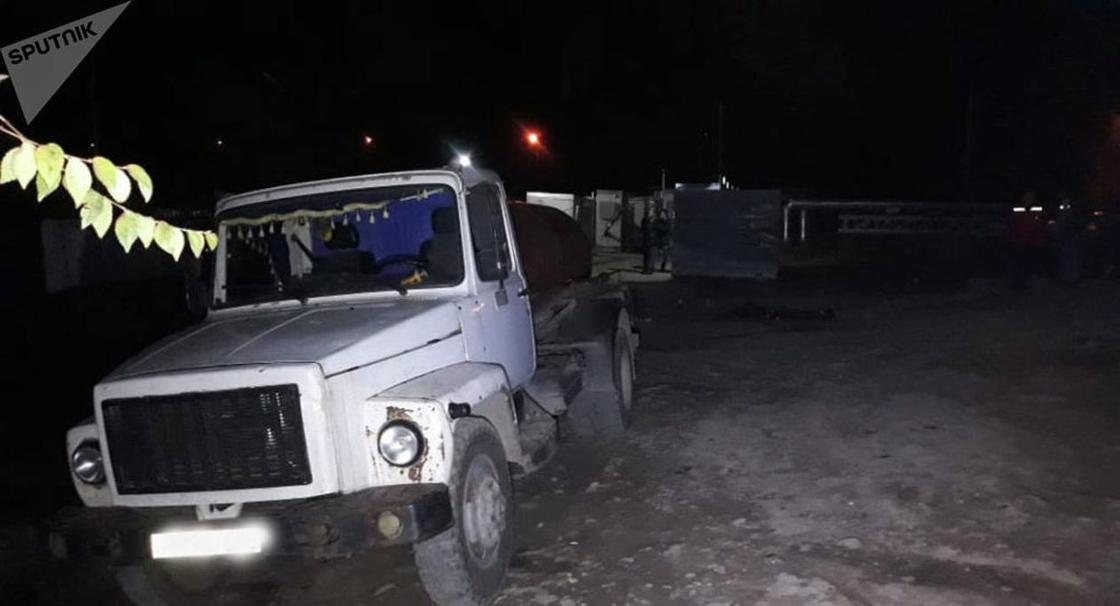 Машина ассенизатора переехала мужчину насмерть в Алматы