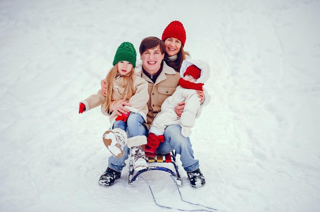 Семья с детьми на санках зимой