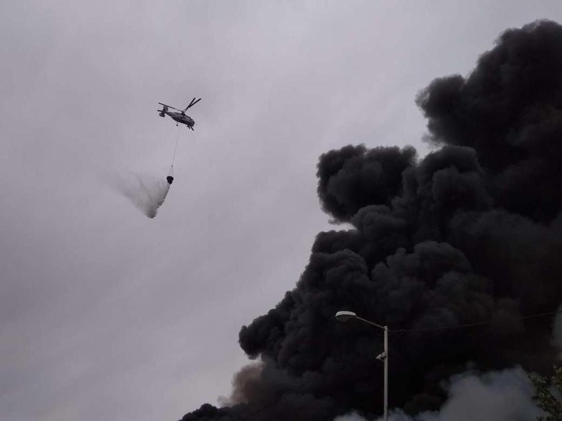 Пожар у барахолки в Алматы: в воздух подняли авиацию (фото)