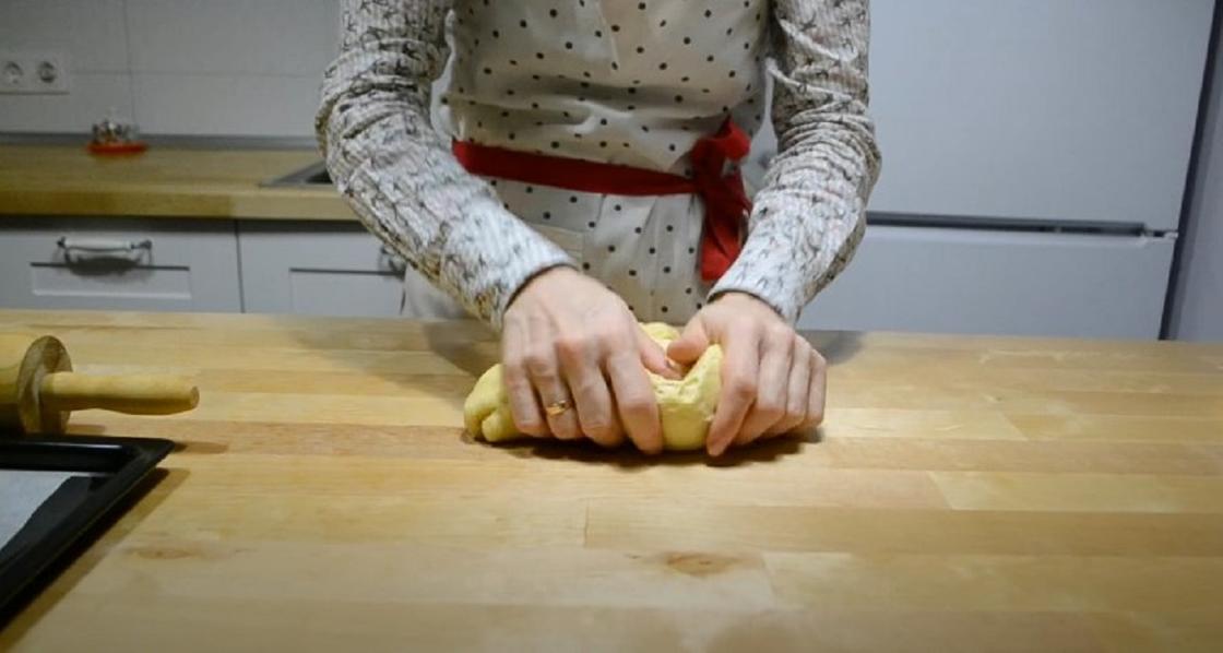 Вымешиваем плотное тесто Вымешиваем плотное тесто
