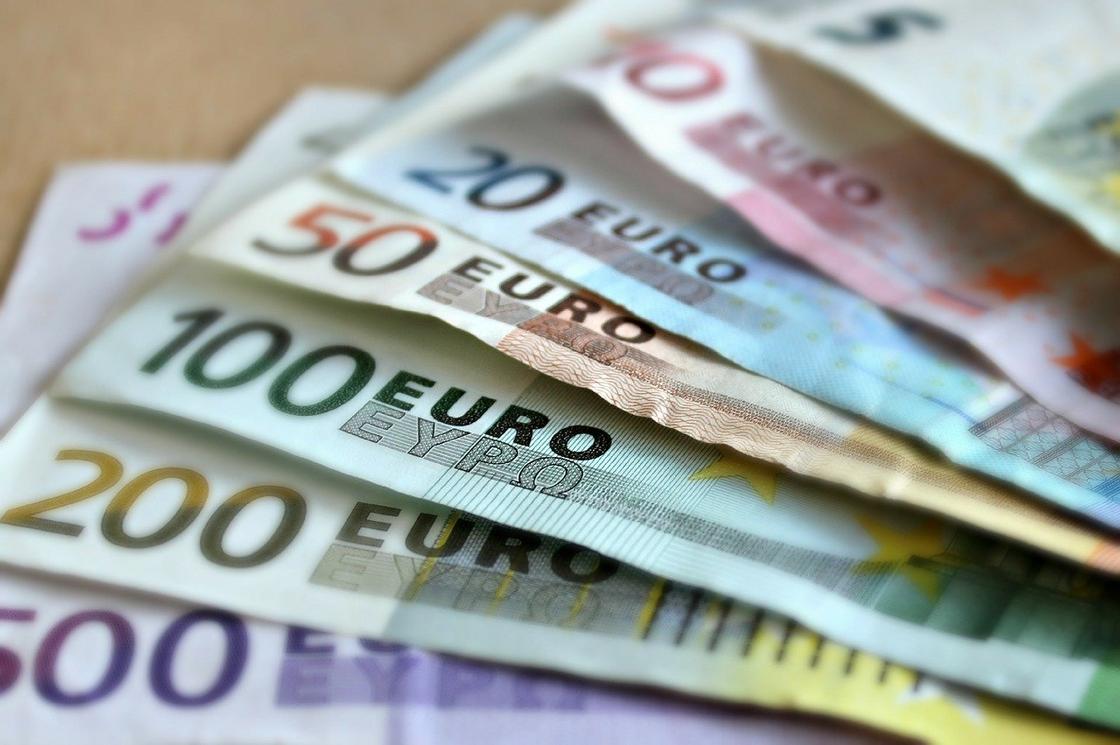 Сбытчиков фальшивых евро поймали в Караганде