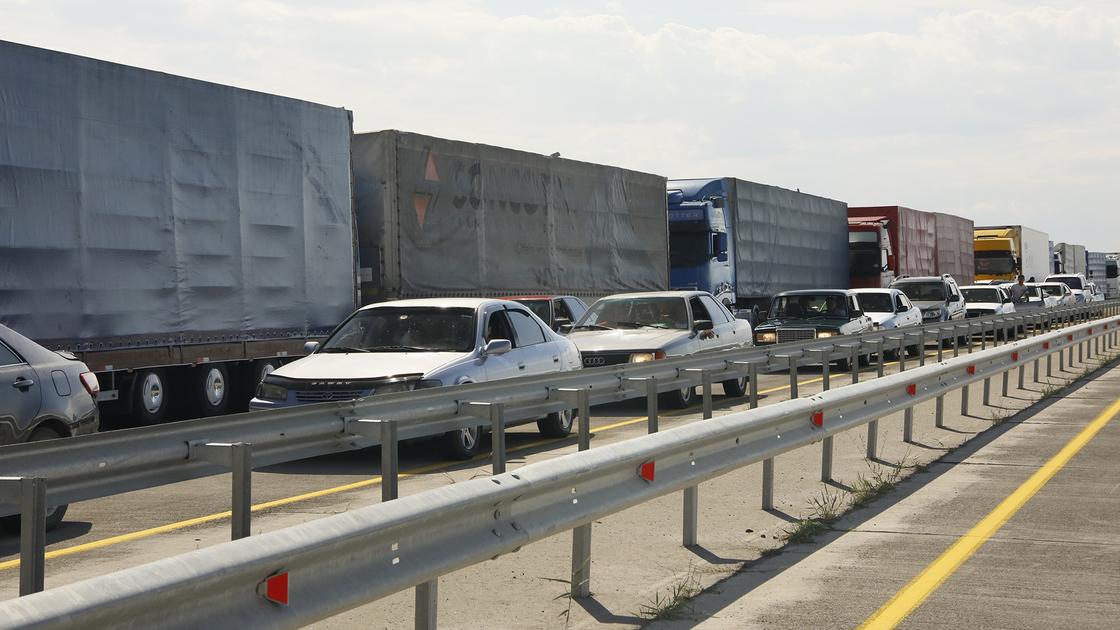 Грузовые машины скопились на границе с Китаем