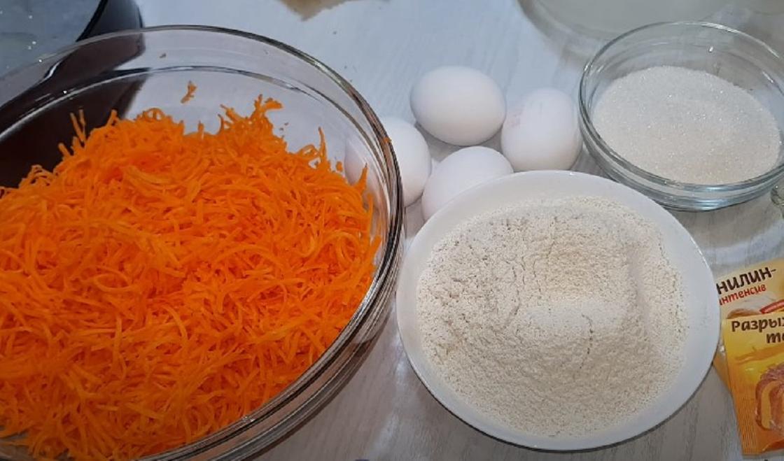 Тертая морковь, мука, яйца, сахар и разрыхлитель