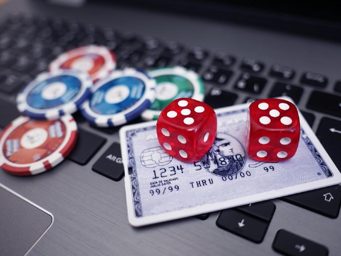 Владелица турфирмы проигрывала деньги клиентов в онлайн-казино в ВКО