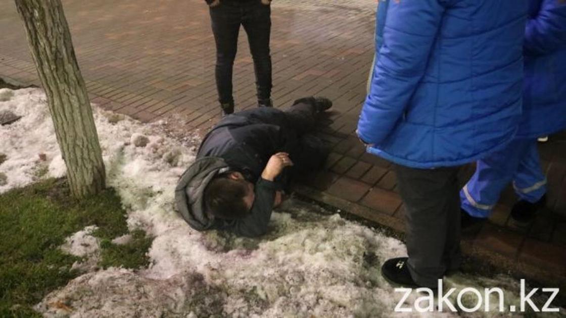Пьяницы, наркоманы и пробки: с чем сталкиваются врачи скорой помощи в Алматы (фото, видео) Пьяницы, наркоманы и пробки: с чем сталкиваются врачи скорой помощи в Алматы (фото, видео)