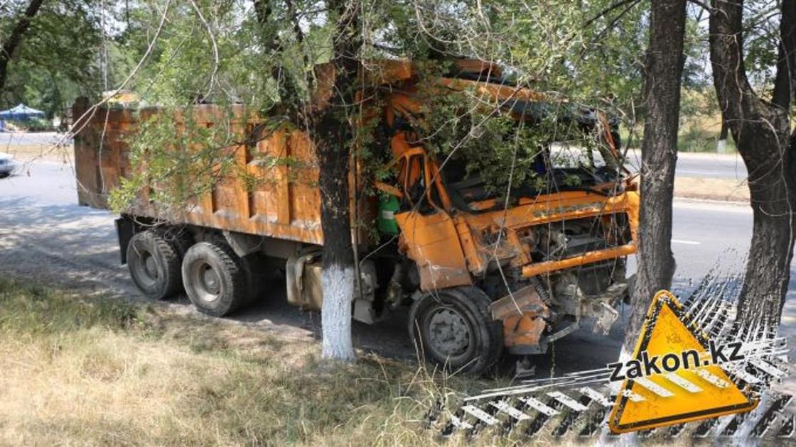 Погиб водитель: грузовик протаранил автобус на трассе Алматы-Бишкек (фото, видео)
