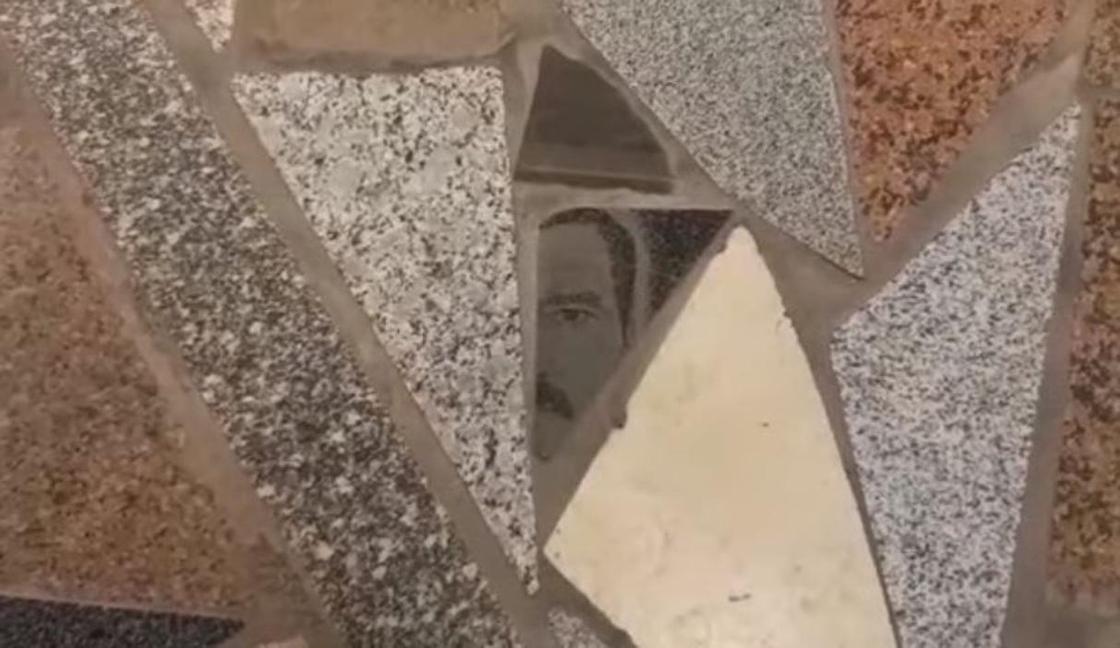 Женщина узнала отца на одной из плиток на полу в ТД Усть-Каменогорска (видео)