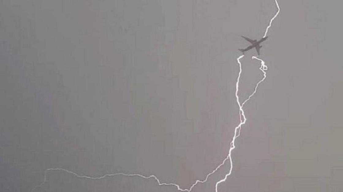 Почему удар молнии не опасен для самолета, в котором вы летите