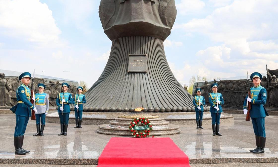Монумент "Отан қорғаушылар" Монумент "Отан қорғаушылар"
