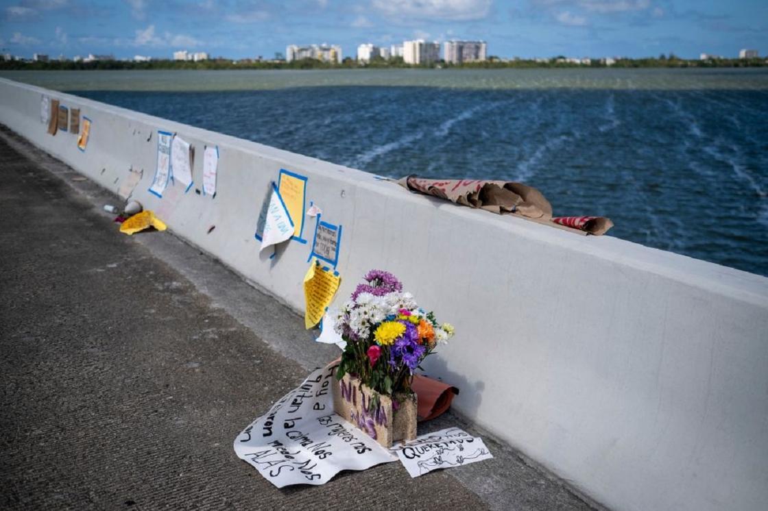 Цветы на мосту, неподалеку от которого было найдено тело Родригес