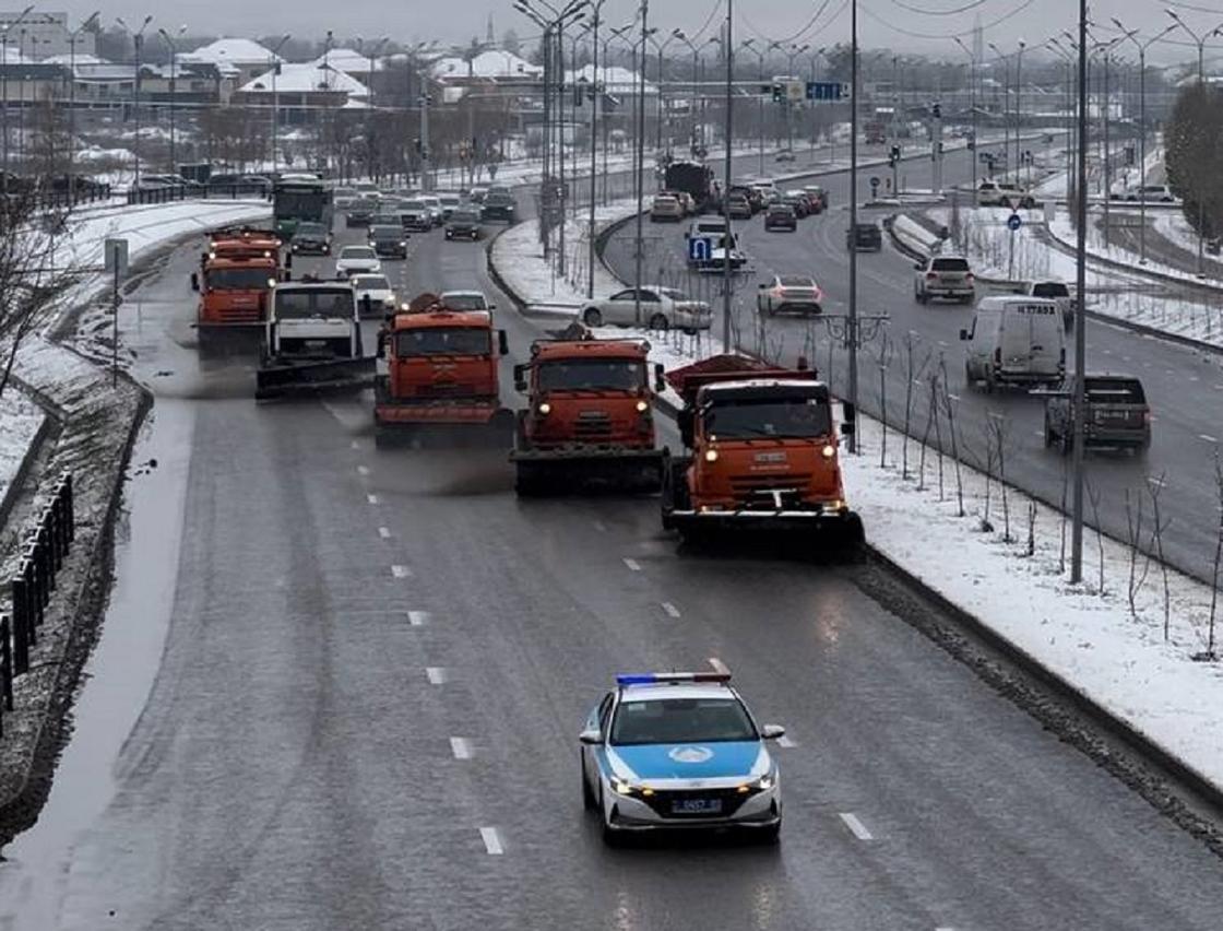 Снегоуборочные машины едут по трассе