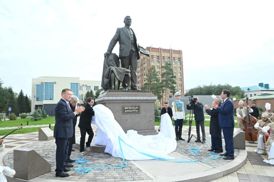 Памятник Мыржакыпа Дулатова