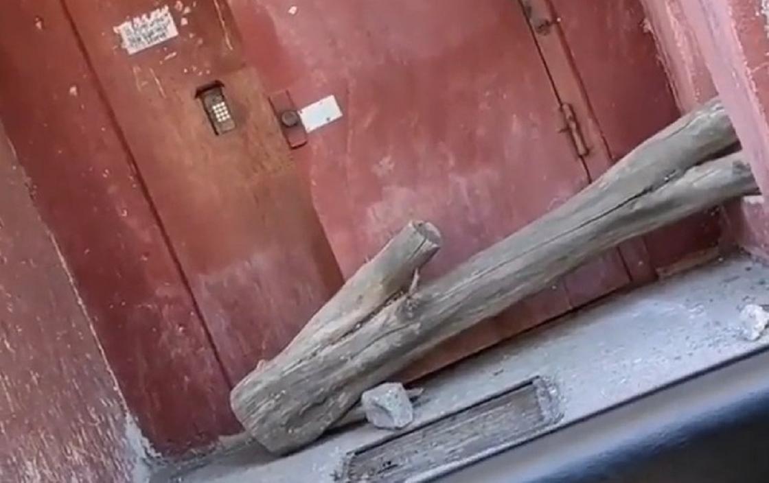 Дверь карантинного подъезда заблокировали бревном в Темиртау (видео)