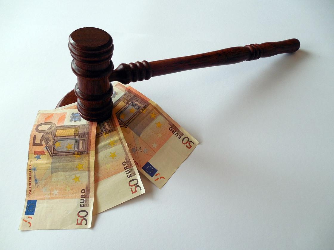 С каких счетов судебные исполнители не имеют права снимать деньги в Казахстане