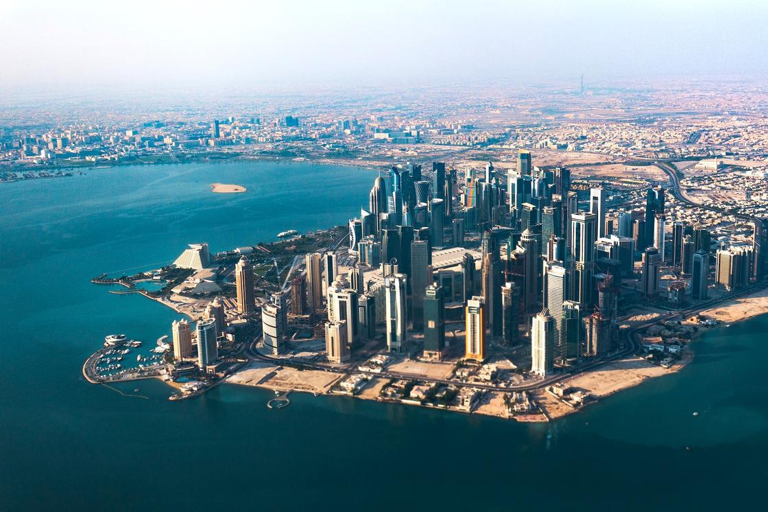 Вид сверху на полуостров с небоскребами в Катаре