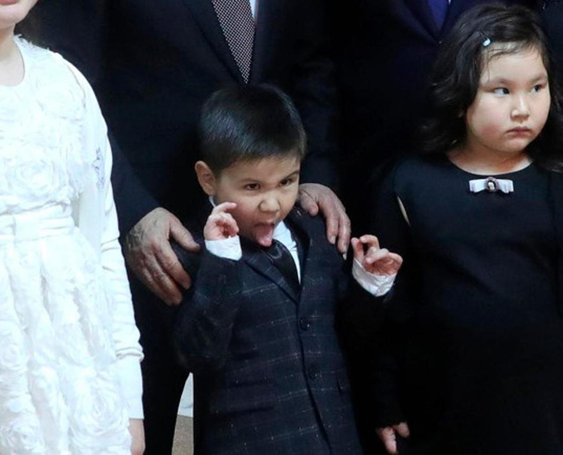 Пользователи обсуждают одну из фотографий Путина с внуком Айтматова в Бишкеке