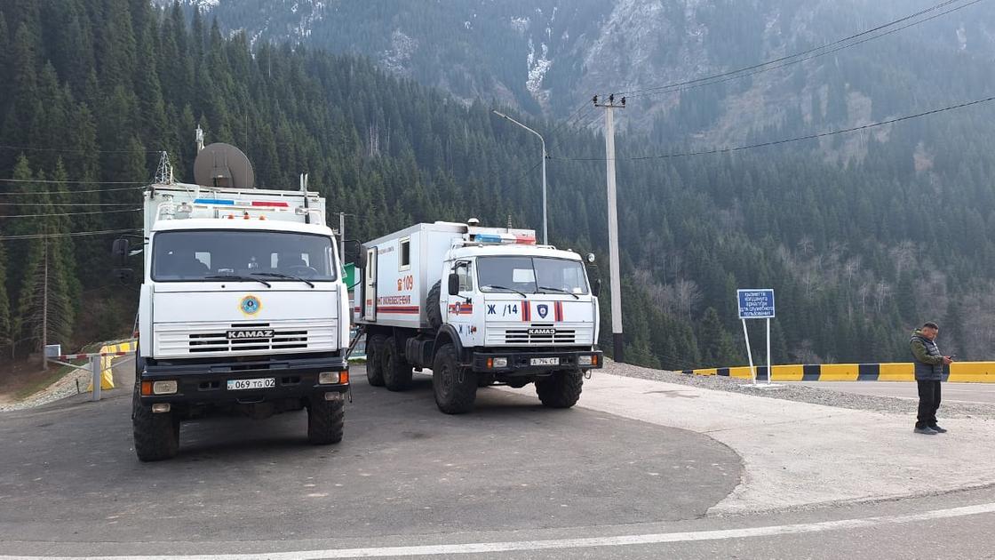 Машины спасателей в горах Алматы