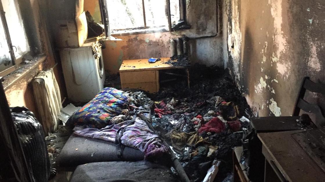 Пожар произошел в жилом доме в Алматы: из огня спасли девушку и мать с ребенком Пожар произошел в жилом доме в Алматы: из огня спасли девушку и мать с ребенком
