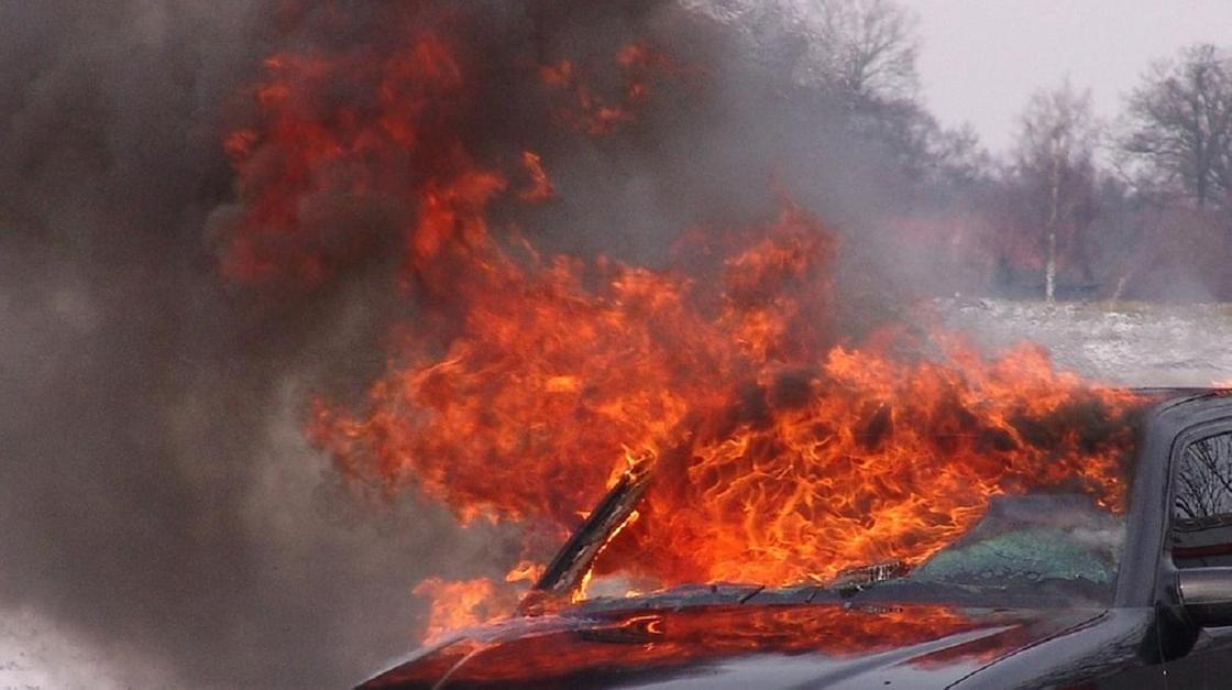 Автомобиль с двумя детьми в салоне загорелся в Нур-Султане