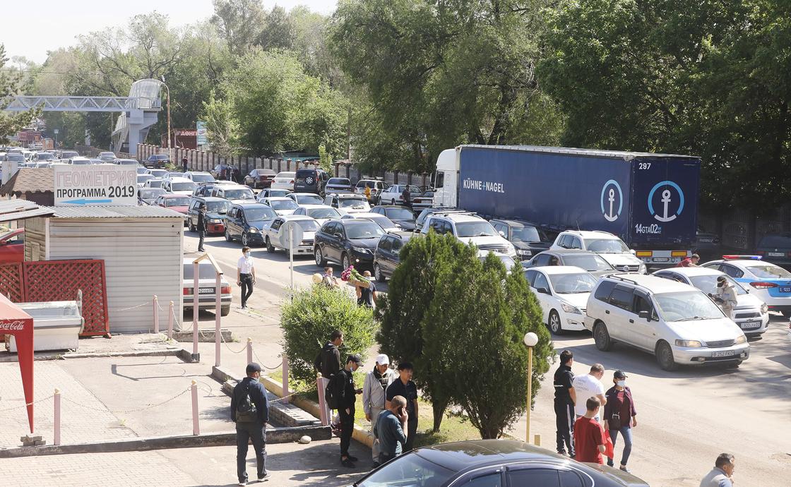 "Терпение лопнуло": жители Алматы и области рассказали, почему пытаются пройти через посты