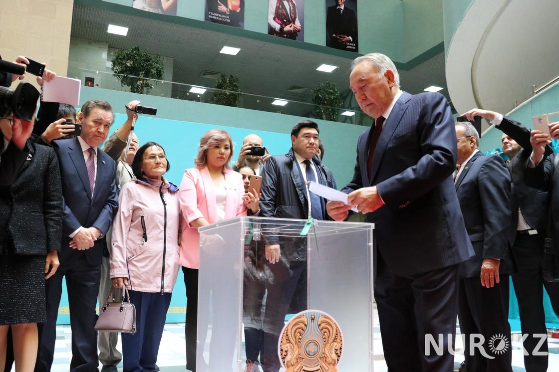 Нұрсұлтан Назарбаев сайлау учаскесіне келіп, өз таңдауын жасады (фото)