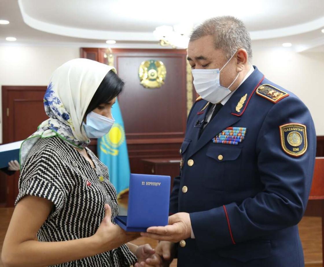 Ерлан Тургумбаев вручает награду семье одного из погибших Ерлан Тургумбаев вручает награду семье одного из погибших