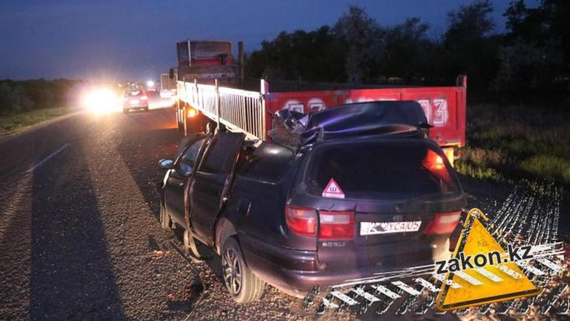 Два человека погибли в аварии с грузовиком-длинномером на трассе Алматы - Нур-Султан (фото)