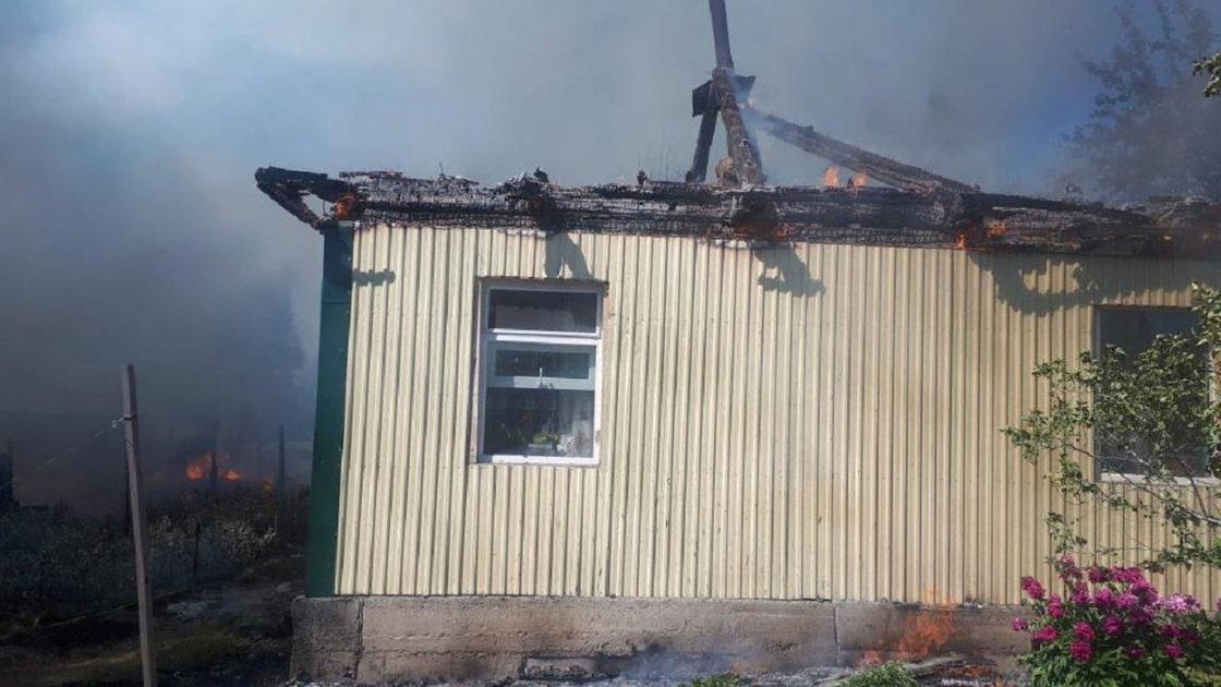 Женщина умерла от сердечного приступа во дворе сгоревшего дома в ВКО