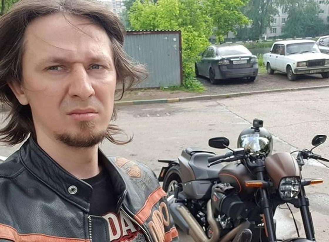 Мотоблогер перед смертью записал видео, как он рулит ногами на скорости 100 км/ч (видео) Мотоблогер перед смертью записал видео, как он рулит ногами на скорости 100 км/ч (видео)