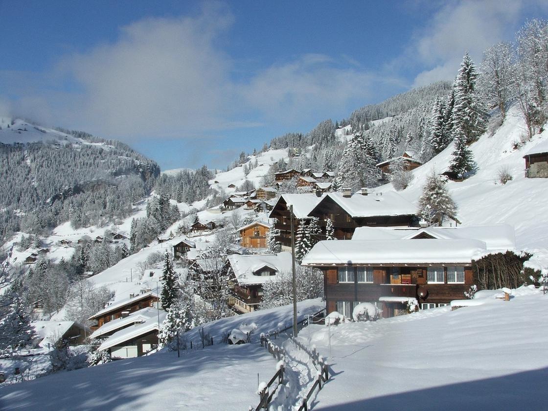 Вид на заснеженную деревню в Альпах