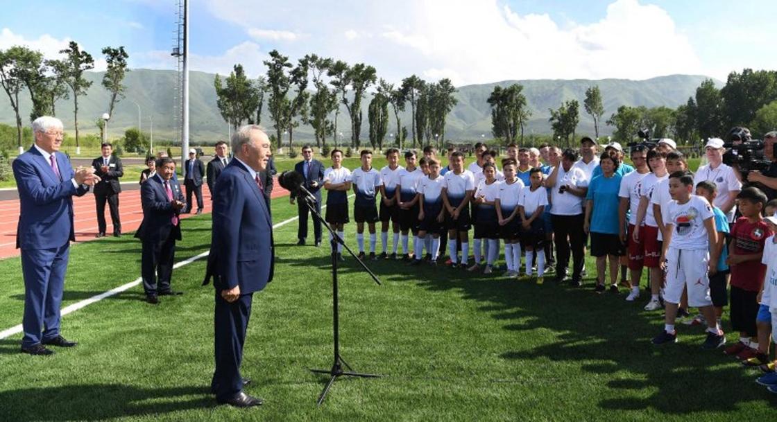 Назарбаев открыл построенный на его личные средства спорткомплекс (фото)