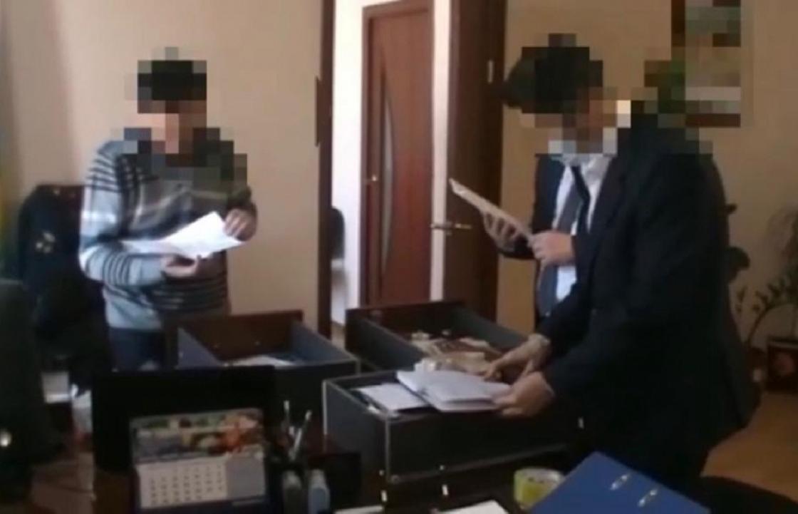 Начальника женской колонии задержали сотрудники КНБ в Атырау
