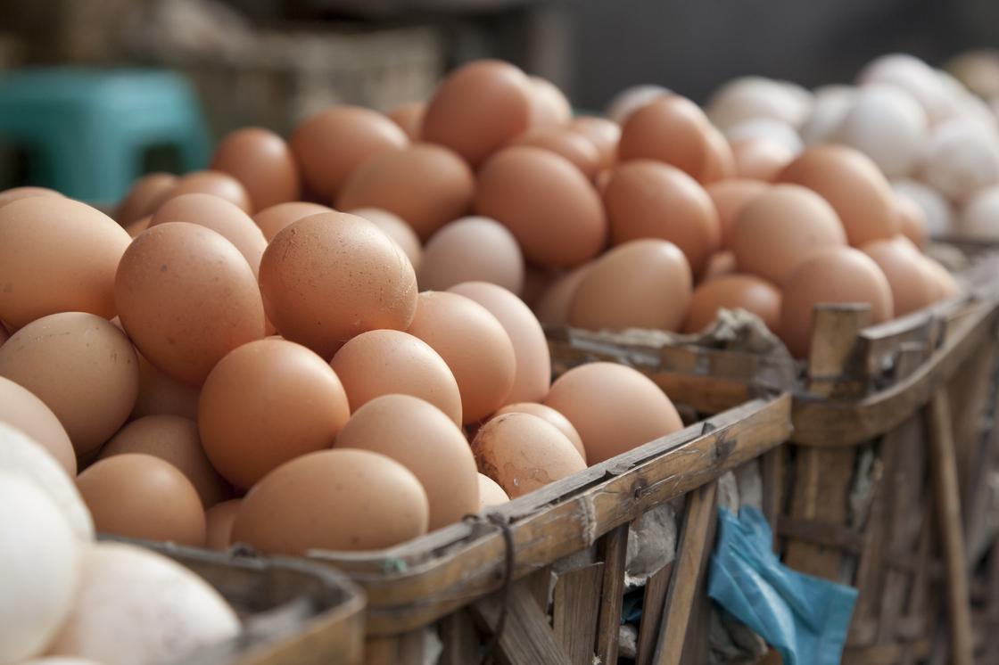 Яйца лежат на рынке